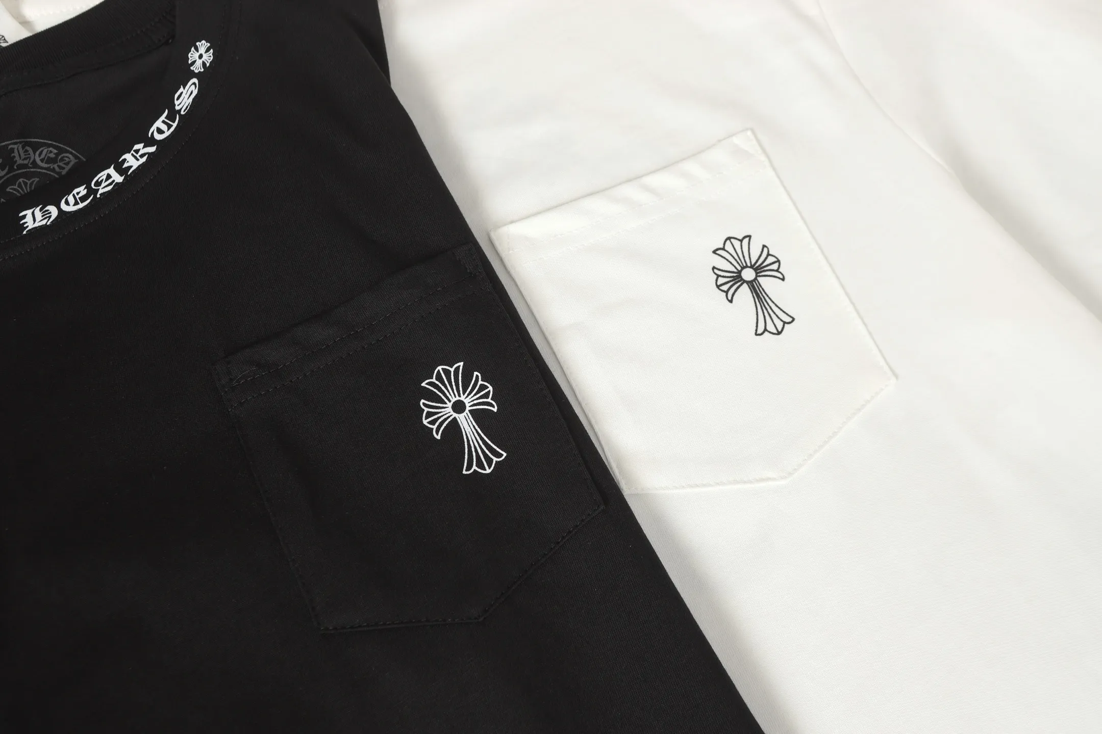 P150 cross-border model, please do not place an order if you pursue perfection -Chrome Hearts/Chrome Hearts 23ss cross✝️Sanskrit printed popular long-sleeved T-shirt -High weight, high density and high quality, soft, delicate and skin-friendly wool, soft and silky to the touch, excellent warmth and skin-friendly properties -Customized weaving and dyeing, no color difference, no matter the fabric or workmanship details, beat the ordinary version on the market -Colour: black white -Size: S M L XL